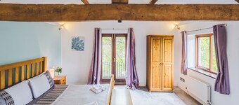 Stunning Cotswolds Barn Conversion | Spacious for Groups & Families