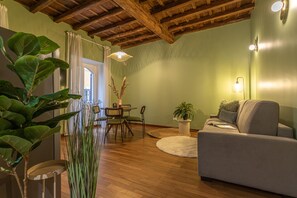 TV - Giada   Charming Apartment at the Imperial Forums (ROMA)