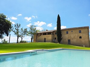 A pool area with a building in the background. - VILLA CERRETO - Seven Bedroom Villa, Sleeps 14 (Montalcino)