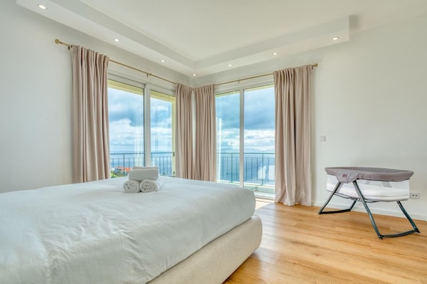 Deluxe Townhome, Mountain View | Iron/ironing board, free WiFi - Skyline Villa by Holiday Rental Madeira (Santa Cruz)