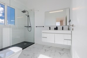 Maison mitoyenne Deluxe, vue montagne | Salle de bain | Douche, sèche-cheveux, serviettes fournies, savon