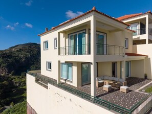 Deluxe Townhome, Mountain View | Exterior - Skyline Villa by Holiday Rental Madeira (Santa Cruz)