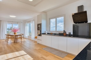 Maison mitoyenne Deluxe, vue montagne | Cuisine privée | Réfrigérateur, micro-ondes, four, plaque de cuisson