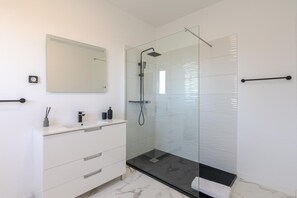 Deluxe Townhome, Mountain View | Bathroom | Shower, hair dryer, towels, soap - Skyline Villa by Holiday Rental Madeira (Santa Cruz)