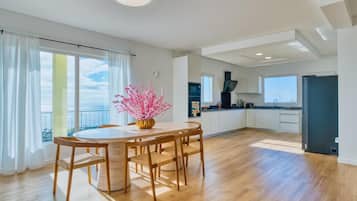 Deluxe Townhome, Mountain View | Dining