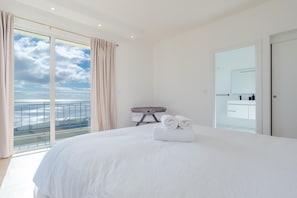 Deluxe Townhome, Mountain View | Iron/ironing board, free WiFi - Skyline Villa by Holiday Rental Madeira (Santa Cruz)
