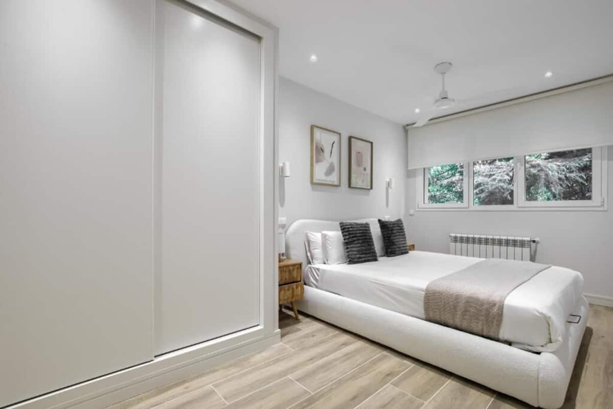 Standaard appartement, 3 slaapkamers | Een strijkplank/strijkijzer, gratis wifi