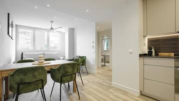 Apartemen, 2 kamar tidur, microwave | Interior