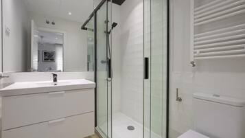 Appartement, 1 chambre, cuisine | Salle de bain | Douche, sèche-cheveux, serviettes fournies, shampoing