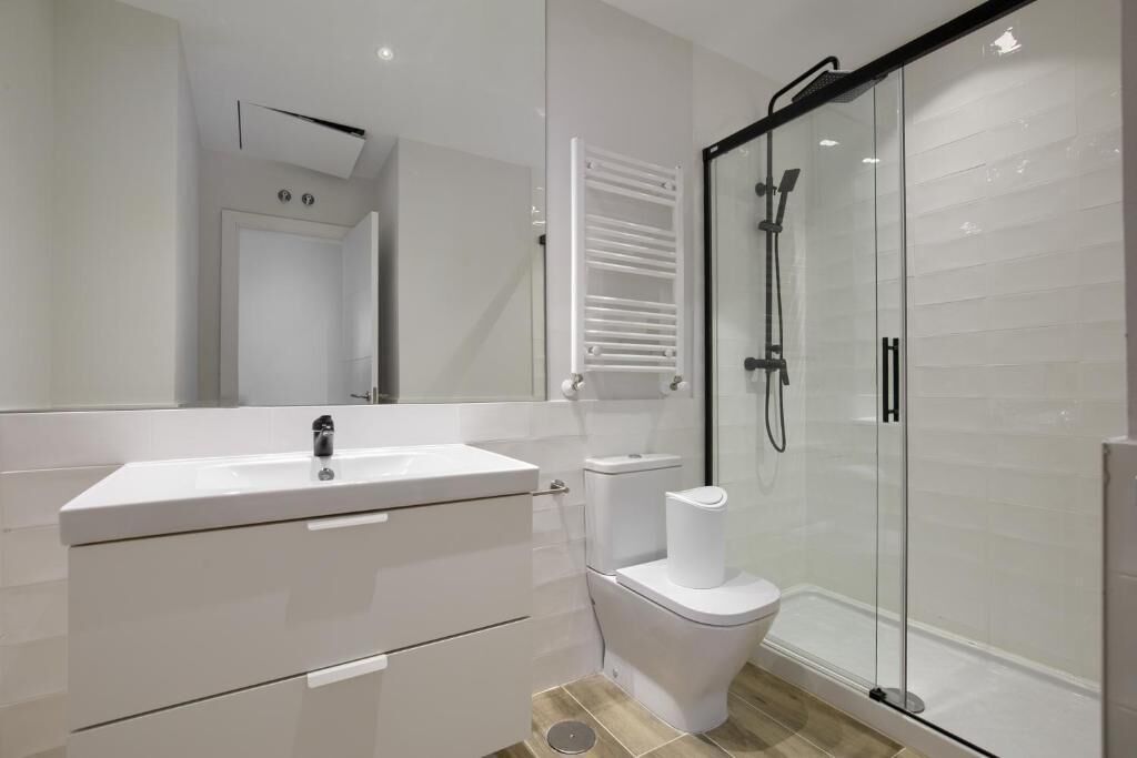 Apartment, 2 Bedrooms | Bathroom | Shower, hair dryer, towels, shampoo