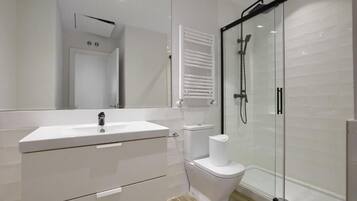 Apartment, 2 Bedrooms | Bathroom | Shower, hair dryer, towels, shampoo