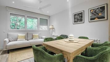 Standard Apartment, 3 Bedrooms | Dining