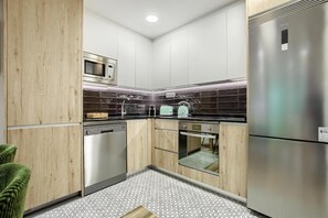 Standaard appartement, 3 slaapkamers | Privékeuken | Een koelkast, een magnetron, een kookplaat, een broodrooster