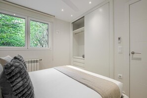 Standaard appartement, 2 slaapkamers | Een strijkplank/strijkijzer, gratis wifi