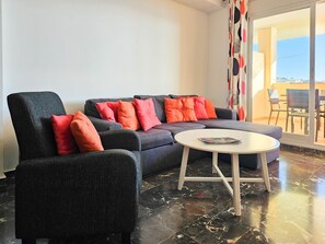TV - Two Bedroom Apartment to rent in Carvajal (Fuengirola)