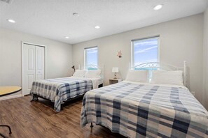 4 chambres, bureau, fer et planche à repasser, lit parapluie