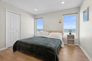 4 bedrooms, desk, iron/ironing board, travel cot - Oceanfront 4BR Beach House in South Ponte Vedra Beach with Direct Beach Access (South Ponte Vedra Beach)