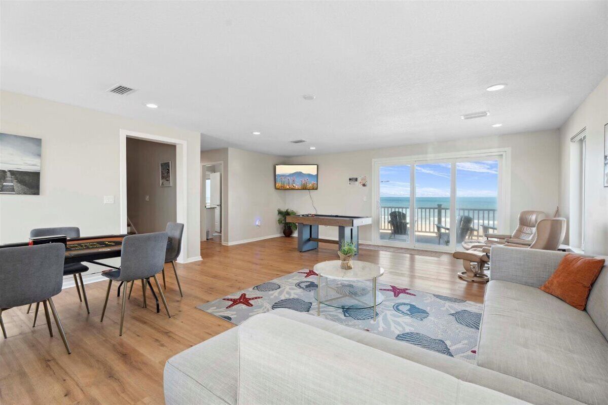 Smart-TV, bøker og stereoanlegg