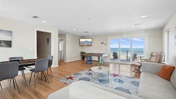 Smart-TV, bøker og stereoanlegg