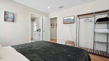 4 dormitorios, escritorio, tabla de planchar con plancha y cuna de viaje