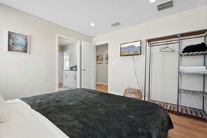 4 habitaciones, escritorio y tabla de planchar con plancha