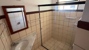 Habitación triple estándar | Baño | Regadera, toallas, papel de baño