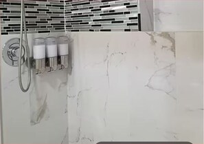 Dusche, Haartrockner, Handtücher, Seife