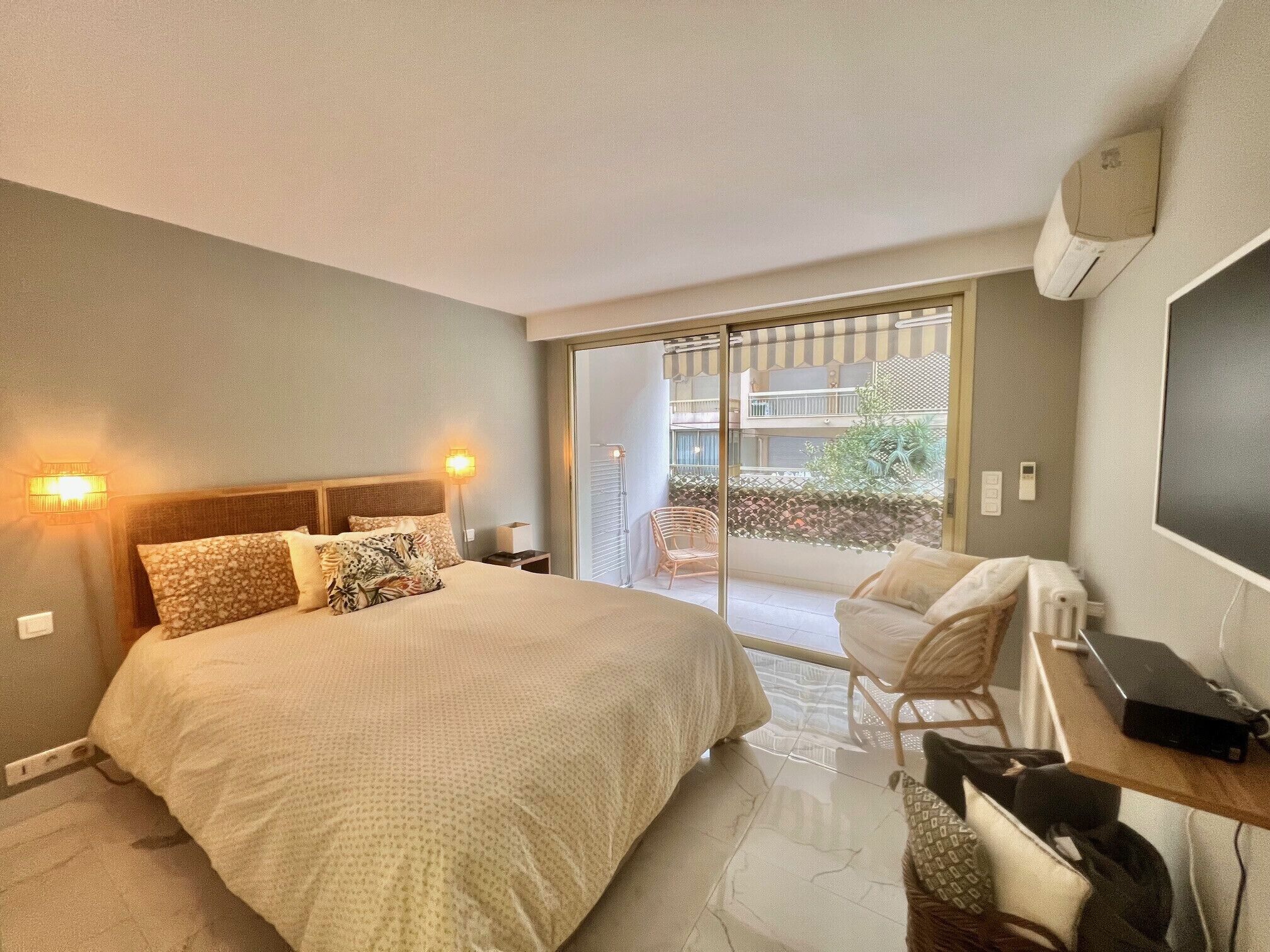 Fer et planche à repasser, Wi-Fi gratuit, draps fournis