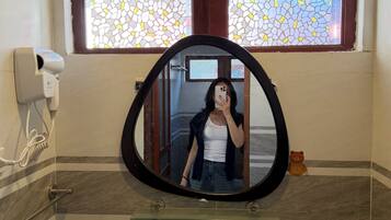 Studio – standard, bakgårdsutsikt | Bad | Dusj, toalettartikler (inkludert), hårføner og håndklær