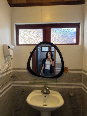 Standard-studiolejlighed - udsigt til gårdsplads | Badeværelse | Bruser, gratis toiletartikler, hårtørrer, håndklæder