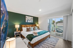 1 bedroom, desk, iron/ironing board, travel cot - Coastal King Bed Villa, Steps from Beach, Parking! (San Diego)