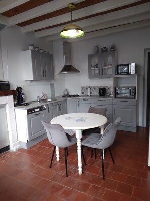 Fridge, microwave, oven, stovetop - Gite de la Closerie – Independent Country House, Perfect for Families (Oisly)