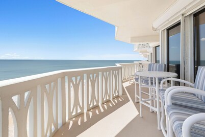 New listing! 3-bedroom. Ocean-Front, Corner Unit with Panoramic Views