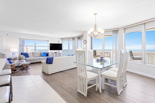 New listing! 3-bedroom. Ocean-Front, Corner Unit with Panoramic Views
