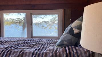 Skrivebord, wi-fi (inkludert) og sengetøy