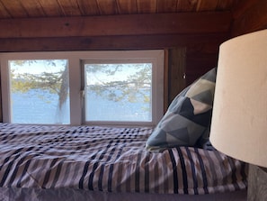 Skrivebord, wi-fi (inkludert) og sengetøy