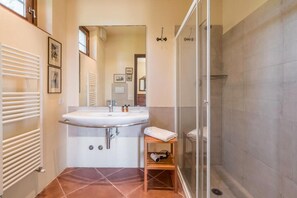 Apartment (VILLA INTERA) | Bathroom | Combined shower/tub, hair dryer, towels, soap - Santo Pietro Resort (San Gimignano)