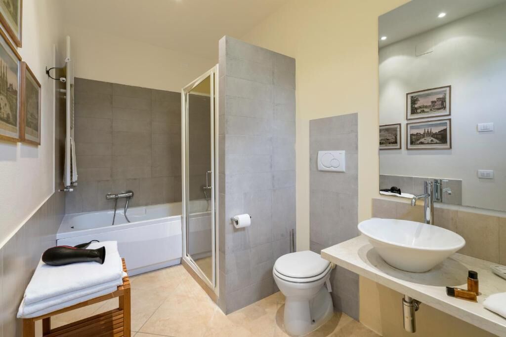Ein modernes Badezimmer mit Badewanne, Toilette und Waschbecken.