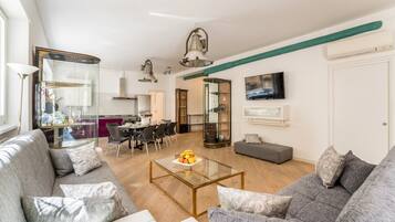 Deluxe Apartment, 4 Bedrooms | Living area