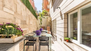 Deluxe Apartment, 4 Bedrooms | Outdoor dining
