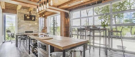 Jääkaappi, mikroaaltouuni, uuni, liesi