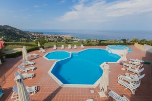 Pool - Accommodations in Tropea with a view of the Aeolian Islands and Stromboli! (Calabria)