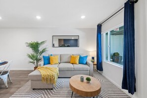 TV - Luxe King Bed Villa Just Steps from Pacific Beach! (San Diego)