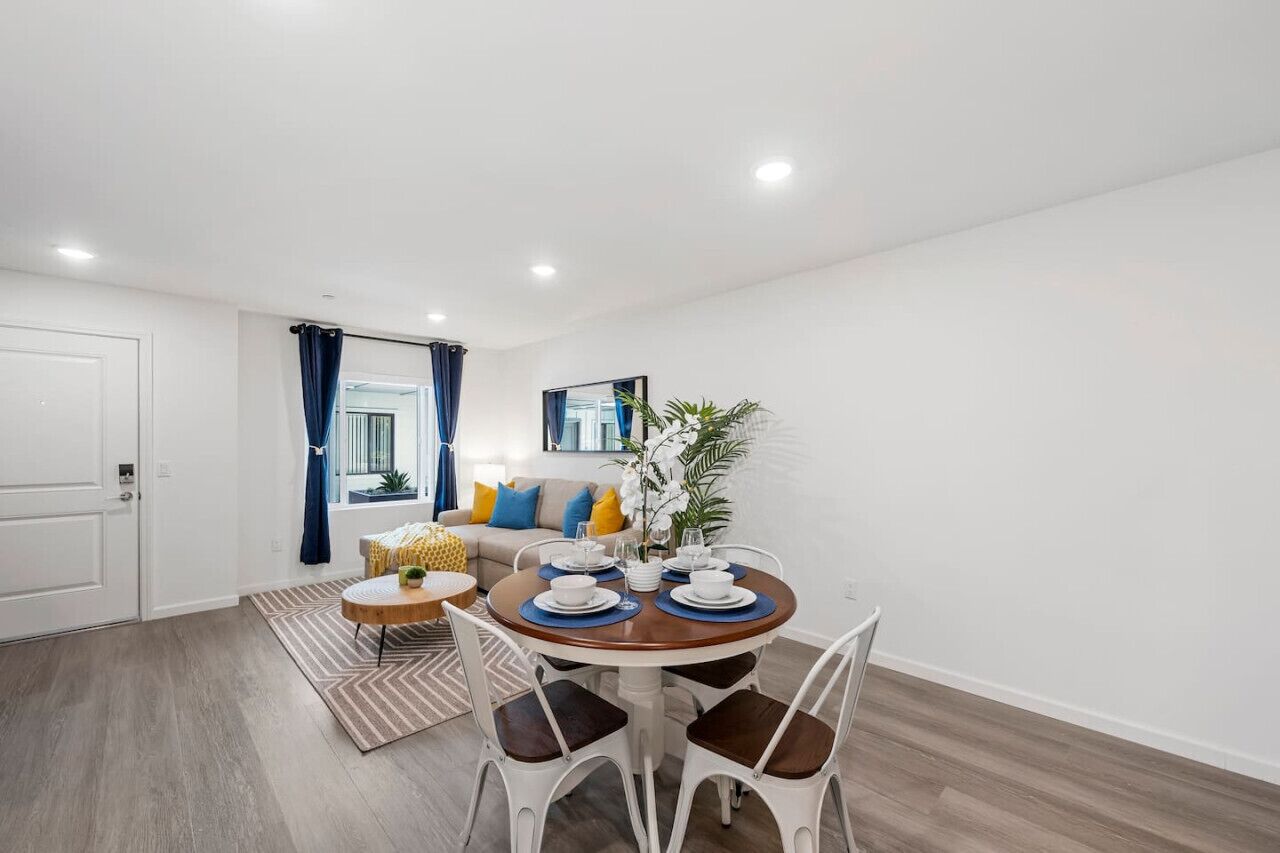 Een moderne woonkamer met een eethoek.