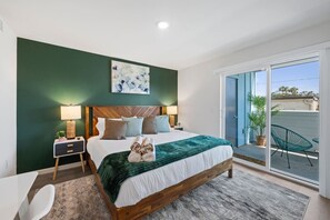 1 bedroom, desk, WiFi - Luxe King Bed Villa Just Steps from Pacific Beach! (San Diego)