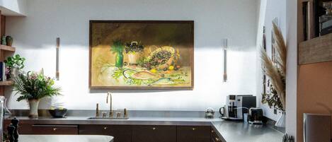 Toaster, blender, mixer, spices