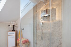 Een douche, gratis toiletartikelen, een haardroger, handdoeken