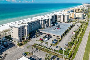 Ein Hotel mit Parkplatz, Strand und Zugangser Straße.