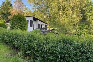 Exterior - Lakeside holiday home with private garden (Koleczkowo)