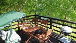 Outdoor dining - Lakeside holiday home with private garden (Koleczkowo)